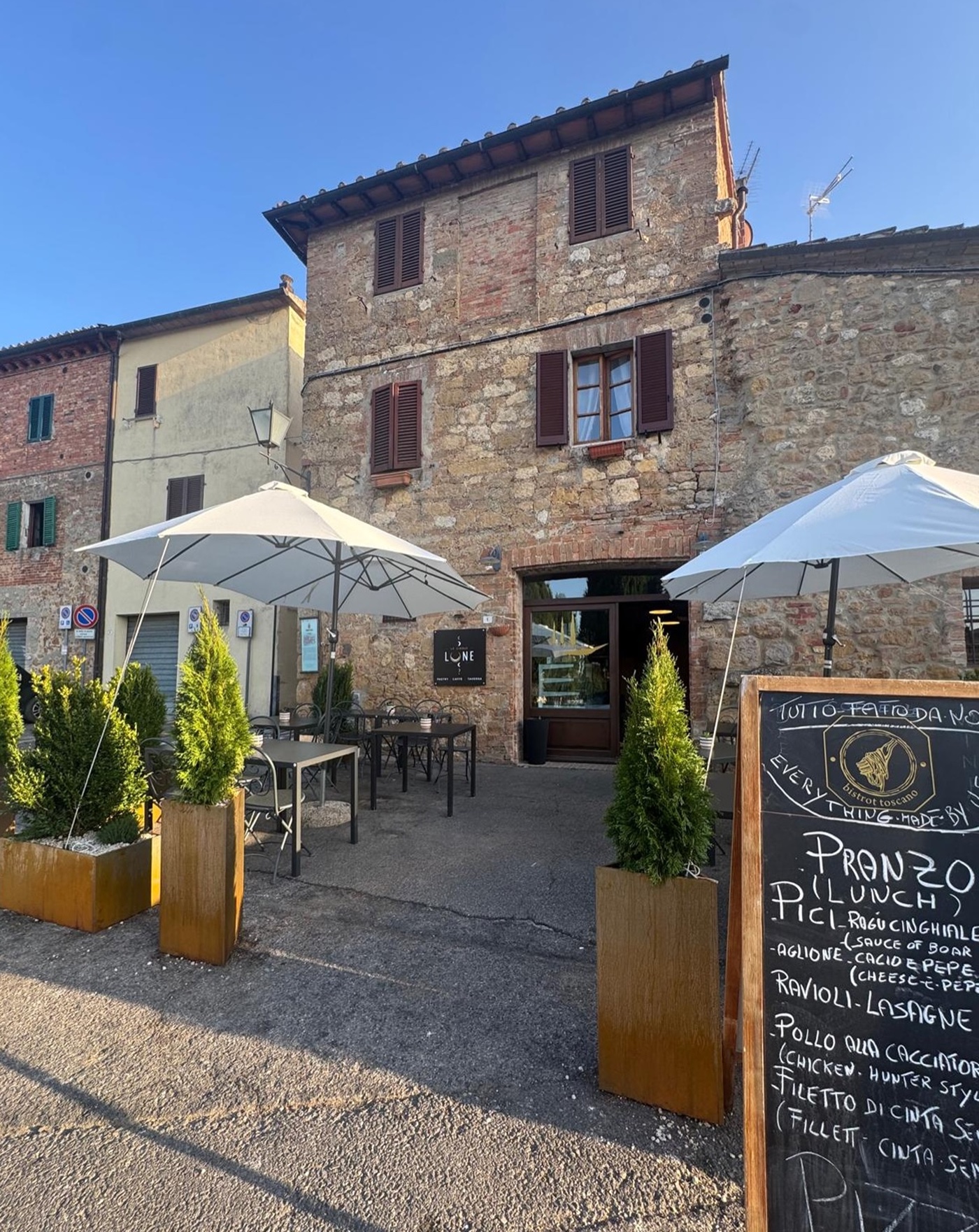 Outdoor seating at Le Cinque Lune café in Pienza, Tuscany