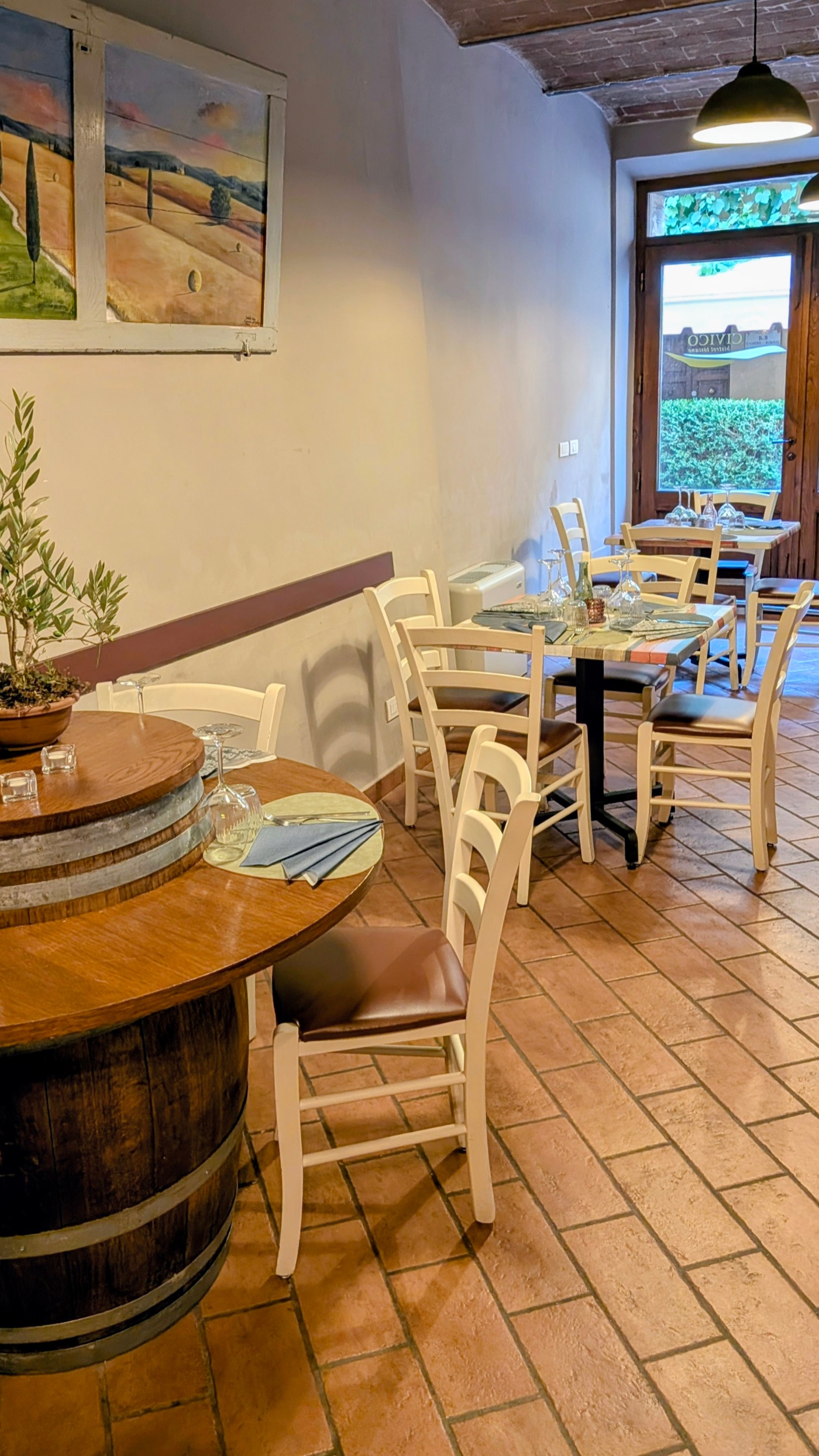 Taverna dining room with barrel table, Le Cinque Lune Pienza Tuscany