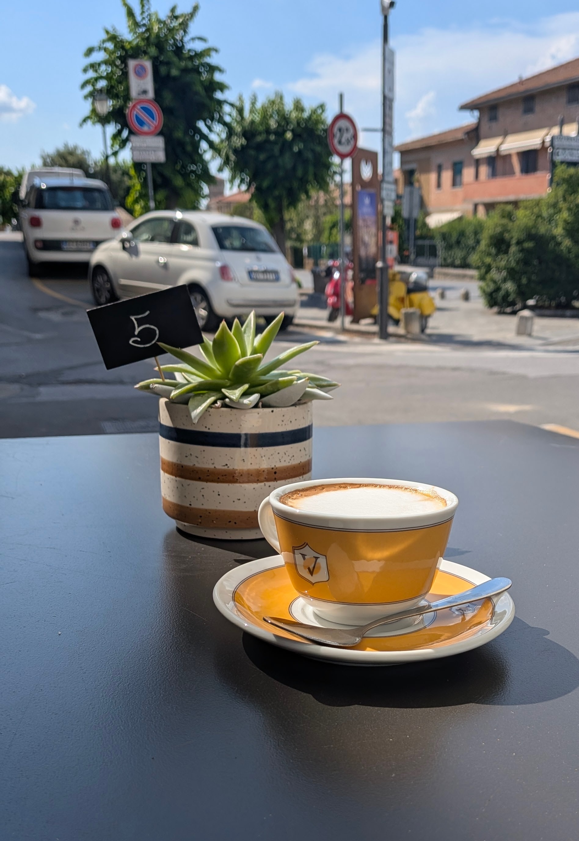 Cappuccino al tavolino esterno a Pienza