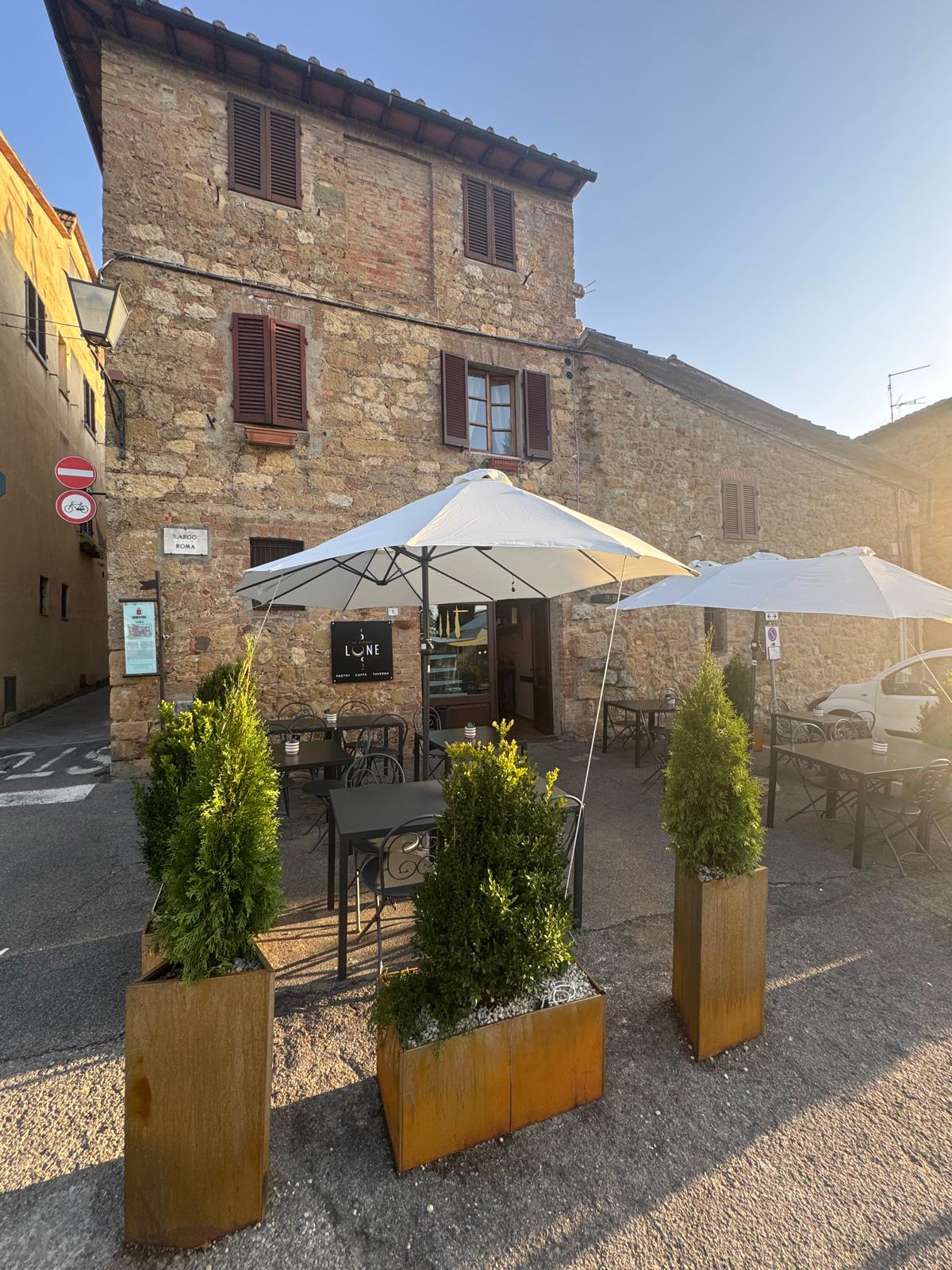 Exterior of Le Cinque Lune pastry café and taverna, Largo Roma 1 Pienza
