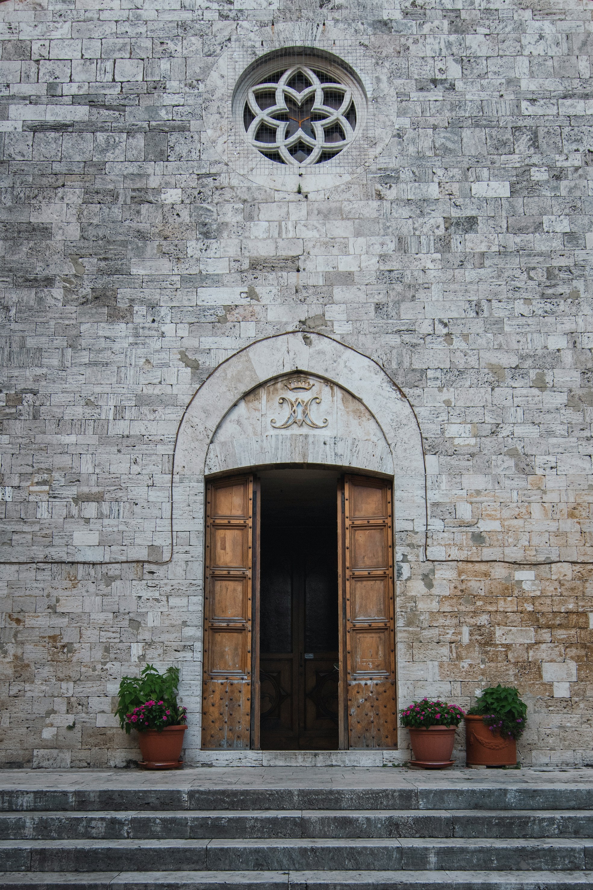Portale della chiesa in pietra