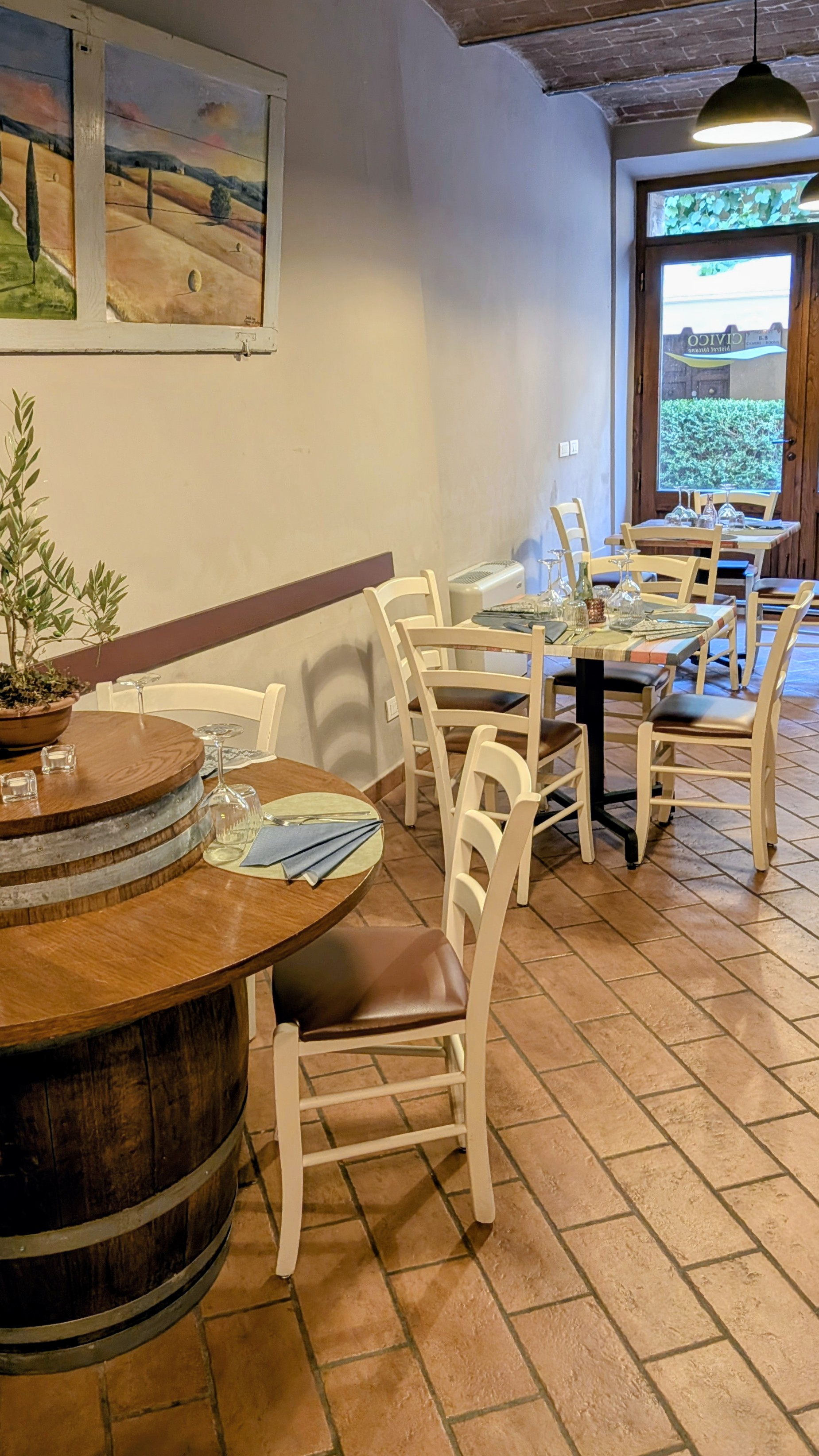 Sala taverna con tavolo botte e quadro toscano