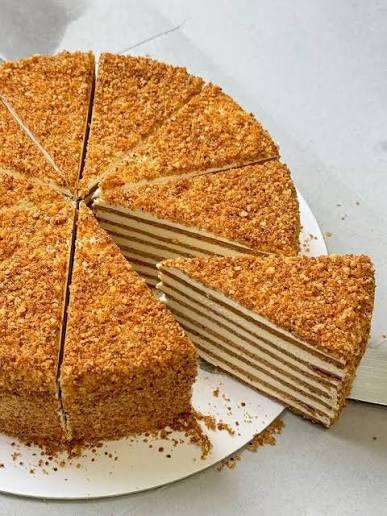 Medovik — torta al miele a strati